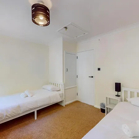 Appartamento 2 Bed With Garden & Free Parking Near The Thames Londra Esterno foto