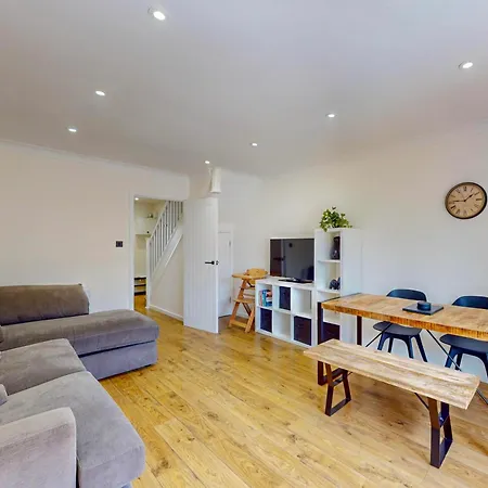 Appartamento 2 Bed With Garden & Free Parking Near The Thames Londra Esterno foto