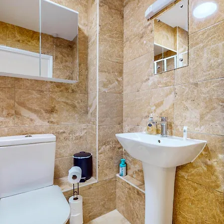 Appartamento 2 Bed With Garden & Free Parking Near The Thames Londra Esterno foto