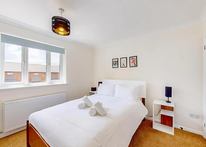 2 Bed With Garden & Free Parking Near The Thames