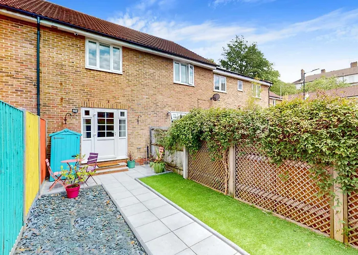 2 Bed With Garden & Free Parking Near The Thames